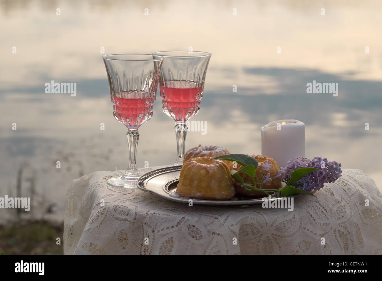 romantischer Tisch im freien Stockfoto