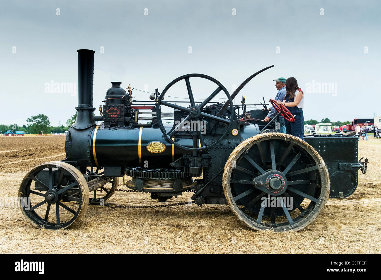 Ein Dampf Pflügen Motor arbeiten bei Essex Land zeigen. Stockfoto