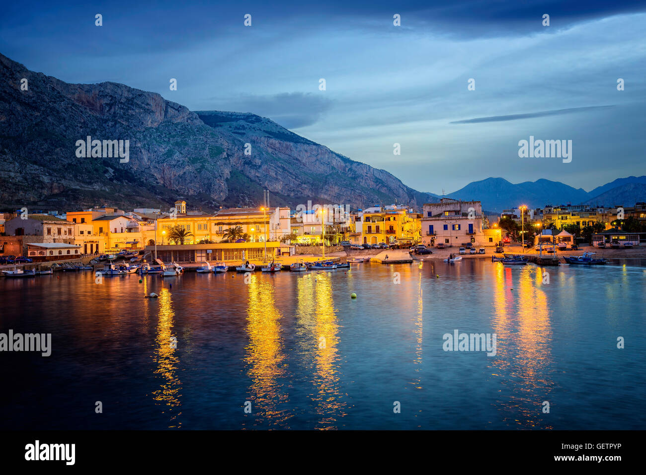 Der Hafen von Isola Delle Femmine in der Dämmerung. Stockfoto