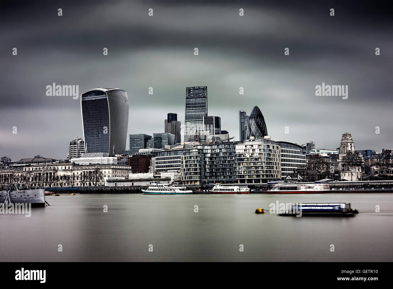 Die City of London über die Themse vom Rathaus angesehen. Stockfoto