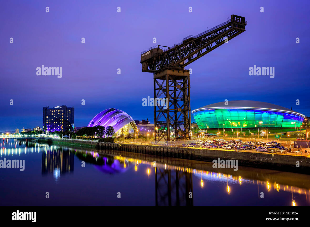 Das sanierte Hafengebiet von Glasgow in der Nacht. Stockfoto