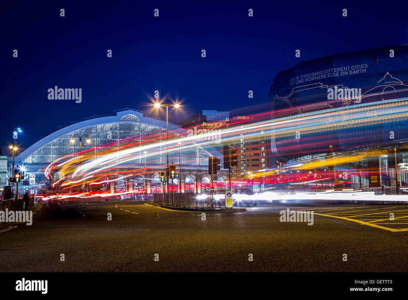 Verkehr-Wanderwege vor Liverpool Lime street Bahnhof. Stockfoto