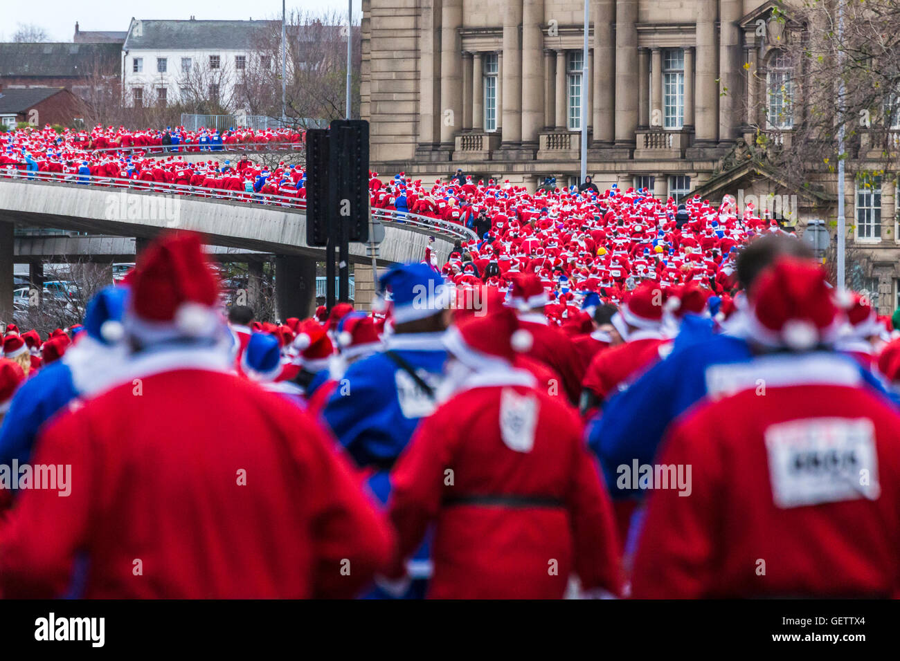 Läufer in der Liverpool Santa Dash Spaß laufen. Stockfoto