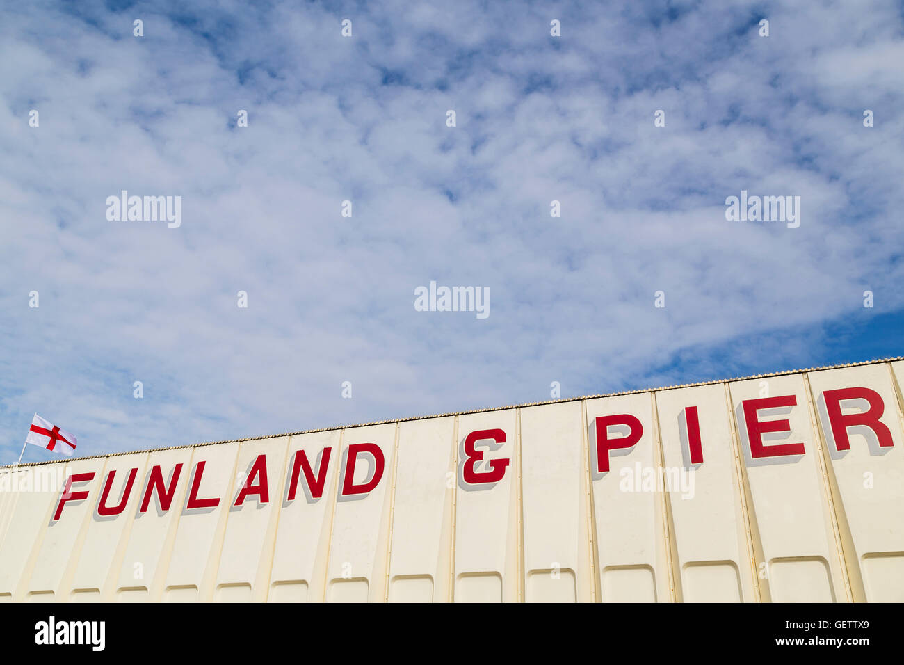 Funland und Pier an der Promenade von Southport. Stockfoto