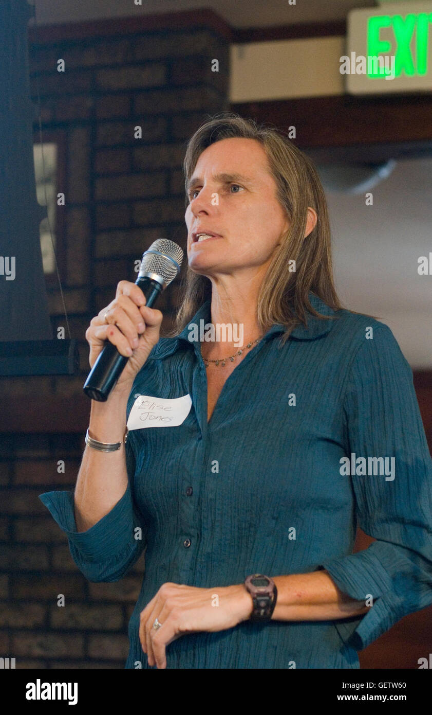 Elise Jones spricht für die Bewohner der Gegend während einer Besprechung über die Aktualisierung der Boulder Valley Gesamtplan. Das Treffen war im Chautauqua Park. Stockfoto