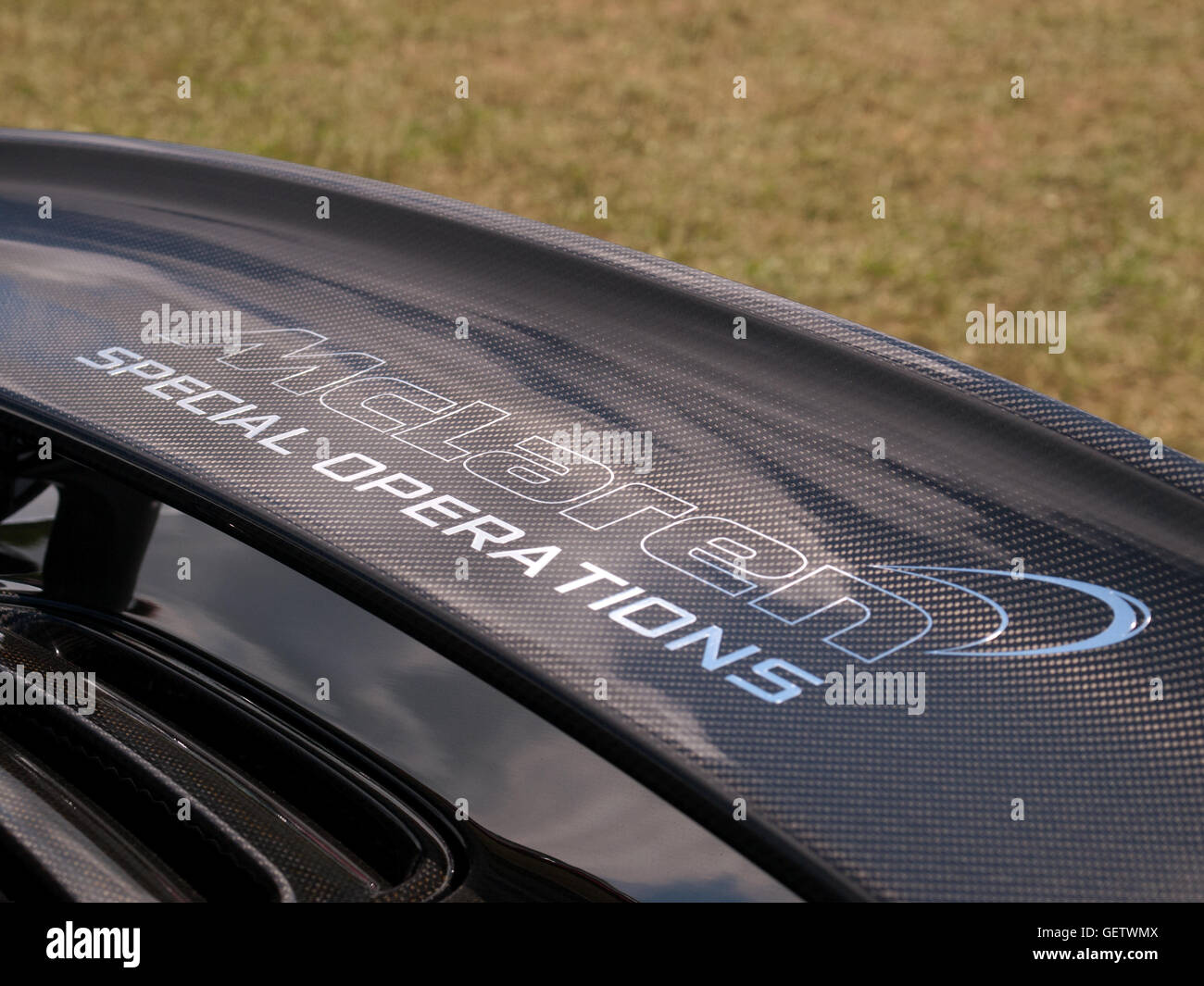 McLaren Straße Auto Carbon Fibre Heckflügel mit McLaren Special Operations-Aufkleber Stockfoto