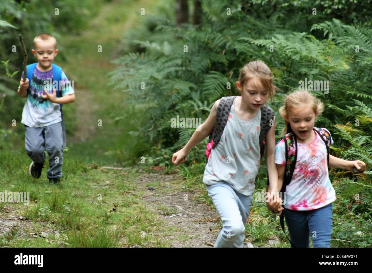 Drei Kinder spielen im freien Stockfoto