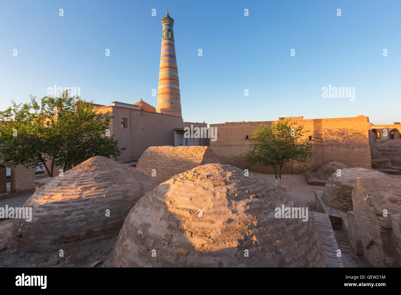 Kuppeln und ein Minarett in Chiwa, Usbekistan. Stockfoto