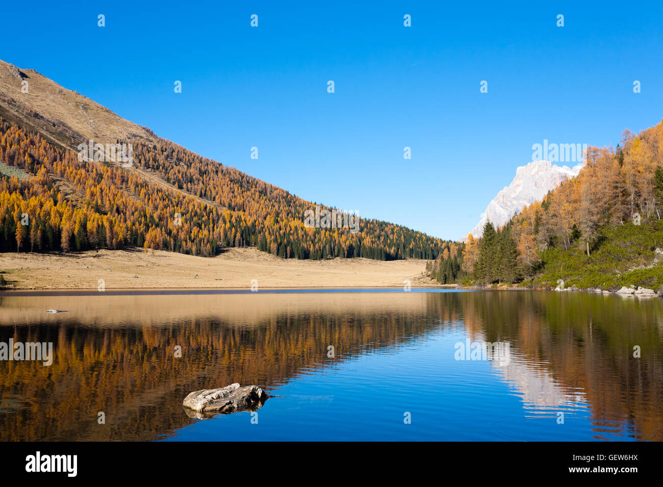 Bergpanorama vom italienischen Alpen. Reflexionen auf Wasser aus "Calaita" See. Wunderschönen Dolomiten Stockfoto