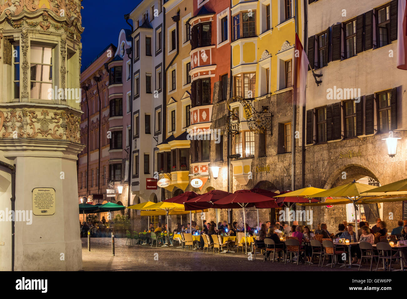 Nachtansicht der Altstadt mit Straßencafés, Innsbruck, Tirol, Österreich Stockfoto