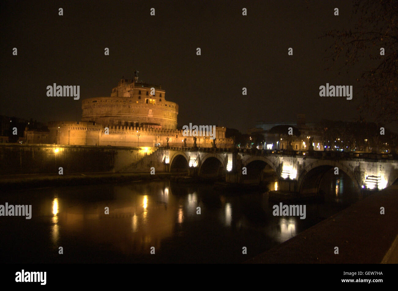 Castel Sant'Angelo und Fluss Tiber in der Nacht, Rom Stockfoto