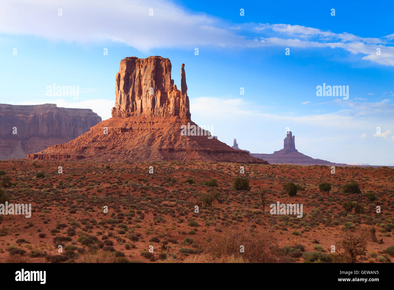 Panorama mit berühmten Buttes des Monument Valley aus Arizona, USA. Roten Felsen Landschaft Stockfoto