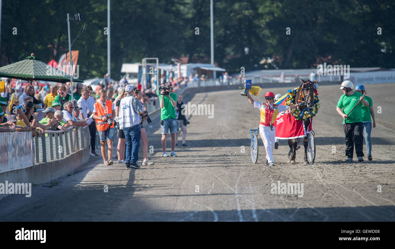 Welt Klasse Trotter Anna Mix gewann das große Rennen "Axevalla Löpning" in das Sommertreffen bei Axevalla Trabrennbahn Stockfoto