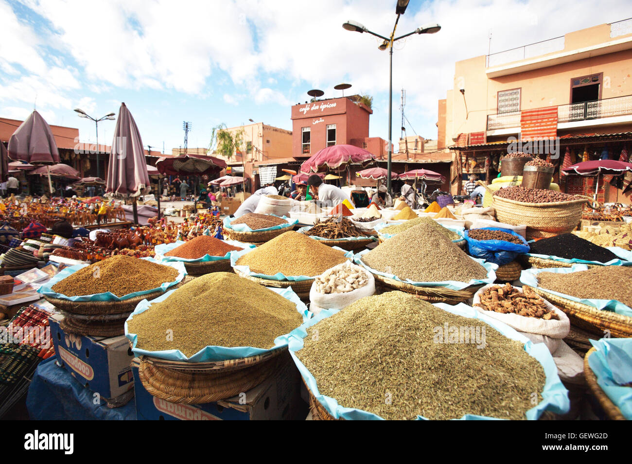 Spice Markt unter freiem Himmel auf einem Platz in Marrakesch Souk. Stockfoto