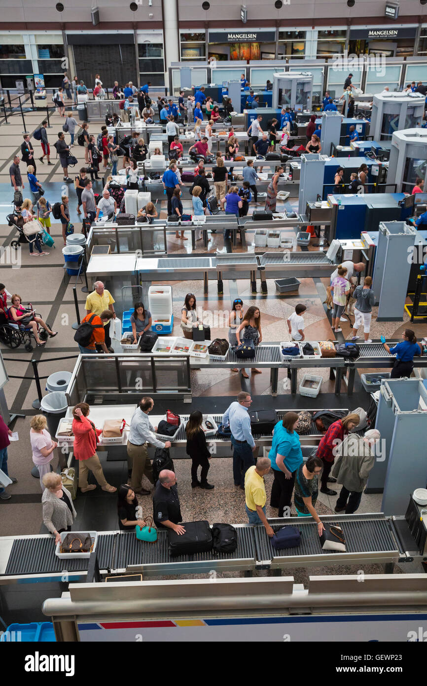 Denver, Colorado - Sicherheitskontrollen der Passagiere am Denver International Airport. Stockfoto