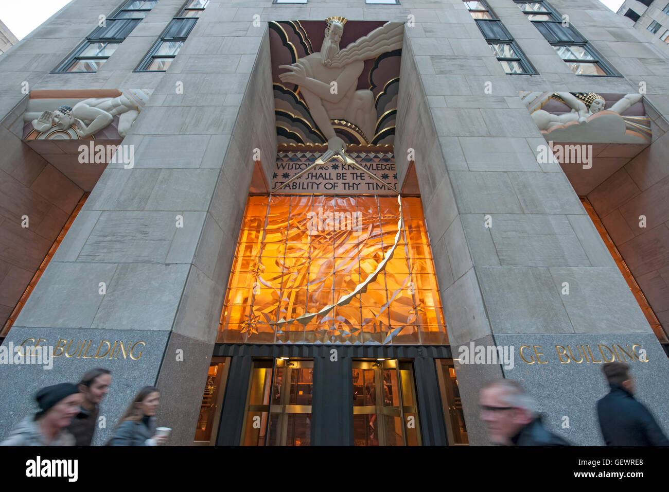 Die Skulpturen Weisheit und Klang und Licht über dem Haupteingang zu 30 Rockefeller Plaza als GE Building bekannt. Stockfoto