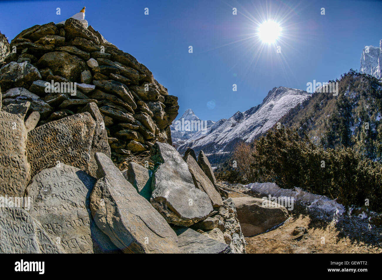 Geschnitzten Steinen auf der Basis eines Cairn und Stupa im Himalaya. Stockfoto