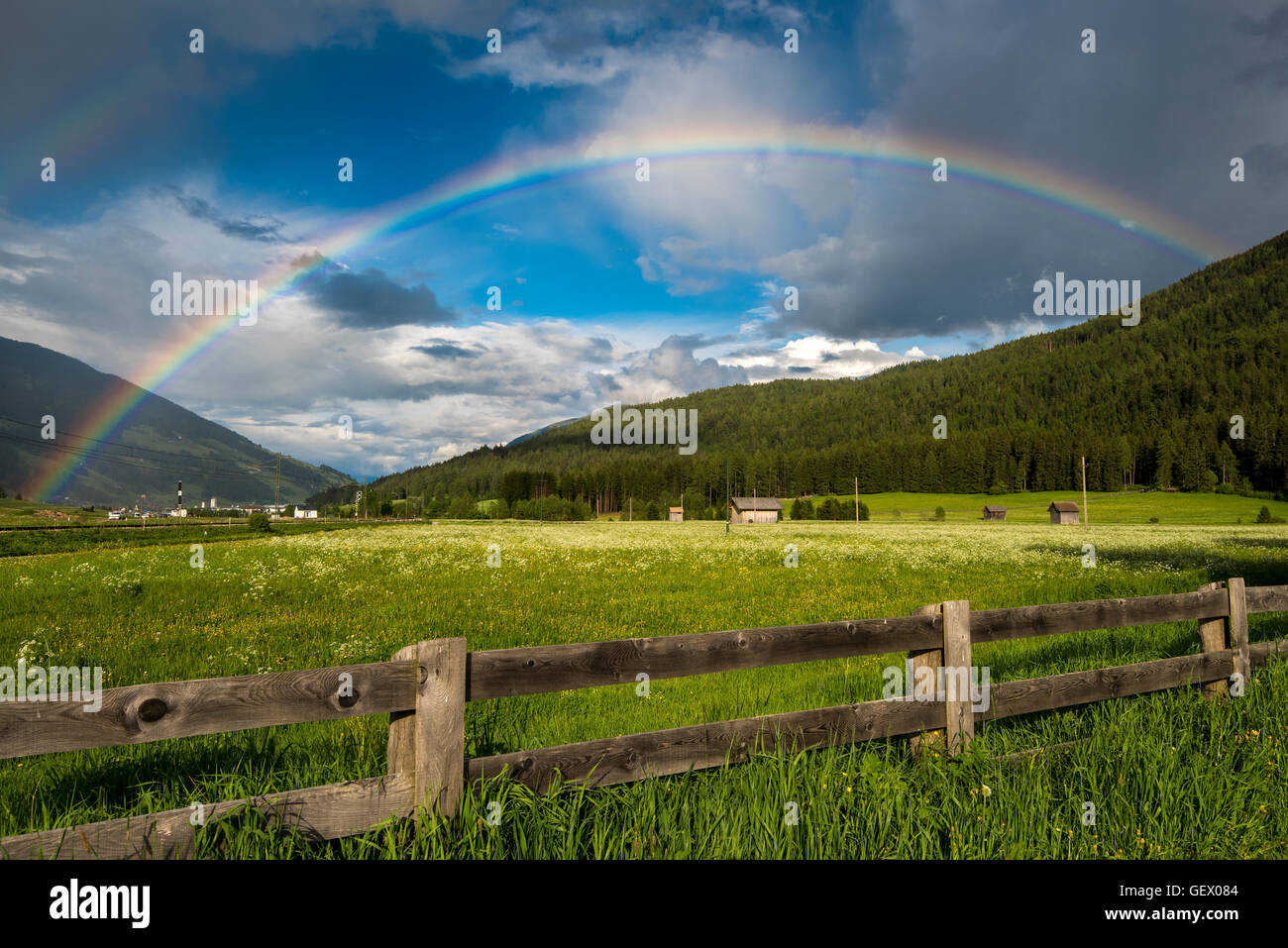 Gebirgslandschaft mit Regenbogen im Val Pusteria oder Pustertal Tal, Südtirol, Italien Stockfoto