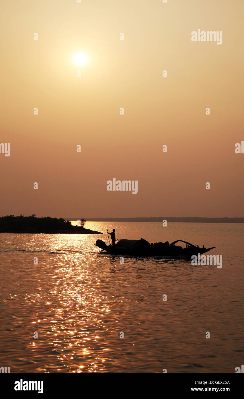 Fischer in den Sundarbans, Indien, die aufgrund des Klimawandels langsam eingetaucht bist Stockfoto