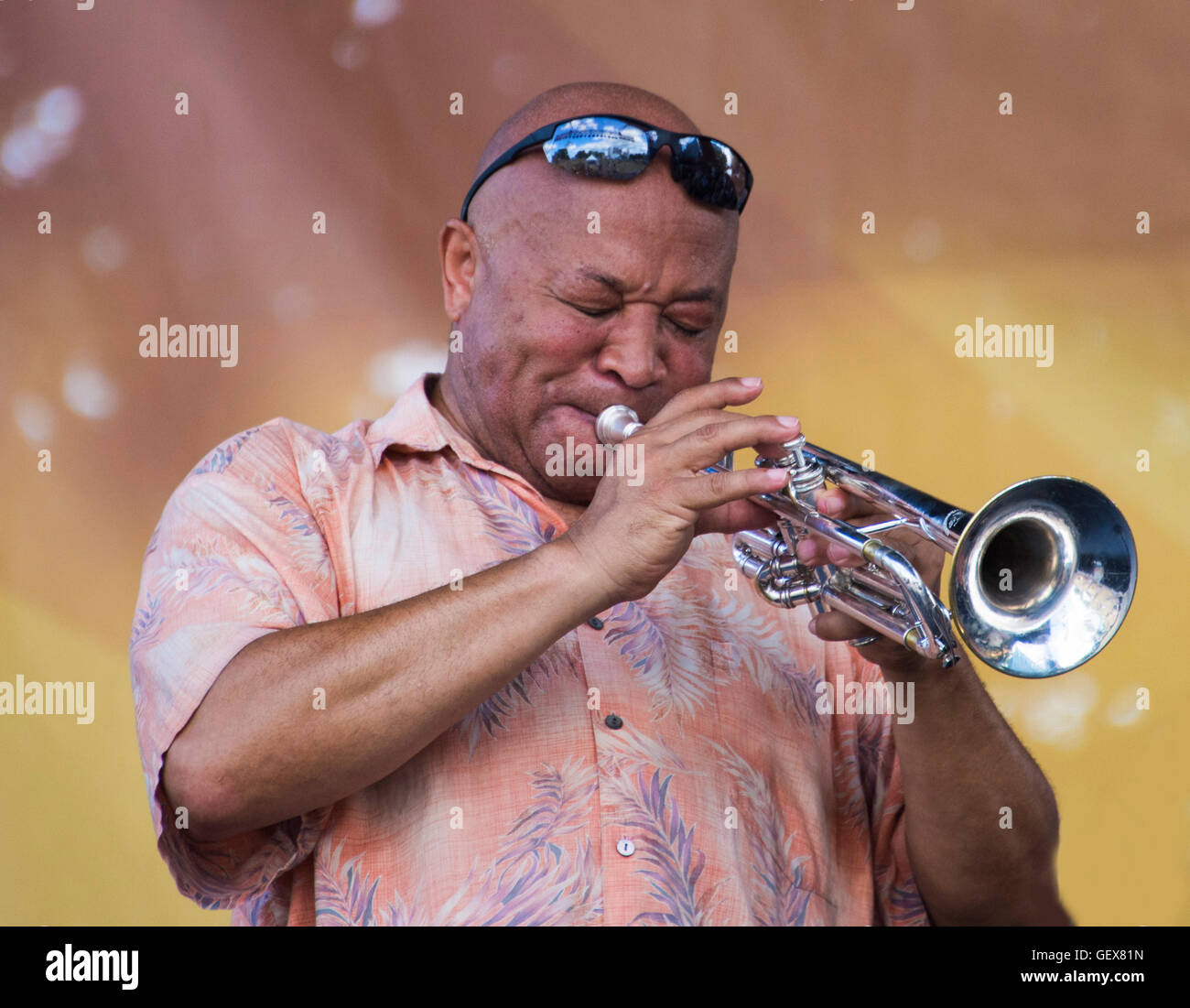 Arnett Howard spielt Trompete Stockfoto