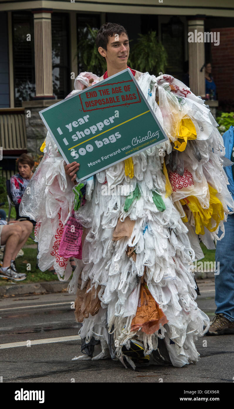 Mann verkleidet mit Plastiktüten Stockfotografie - Alamy