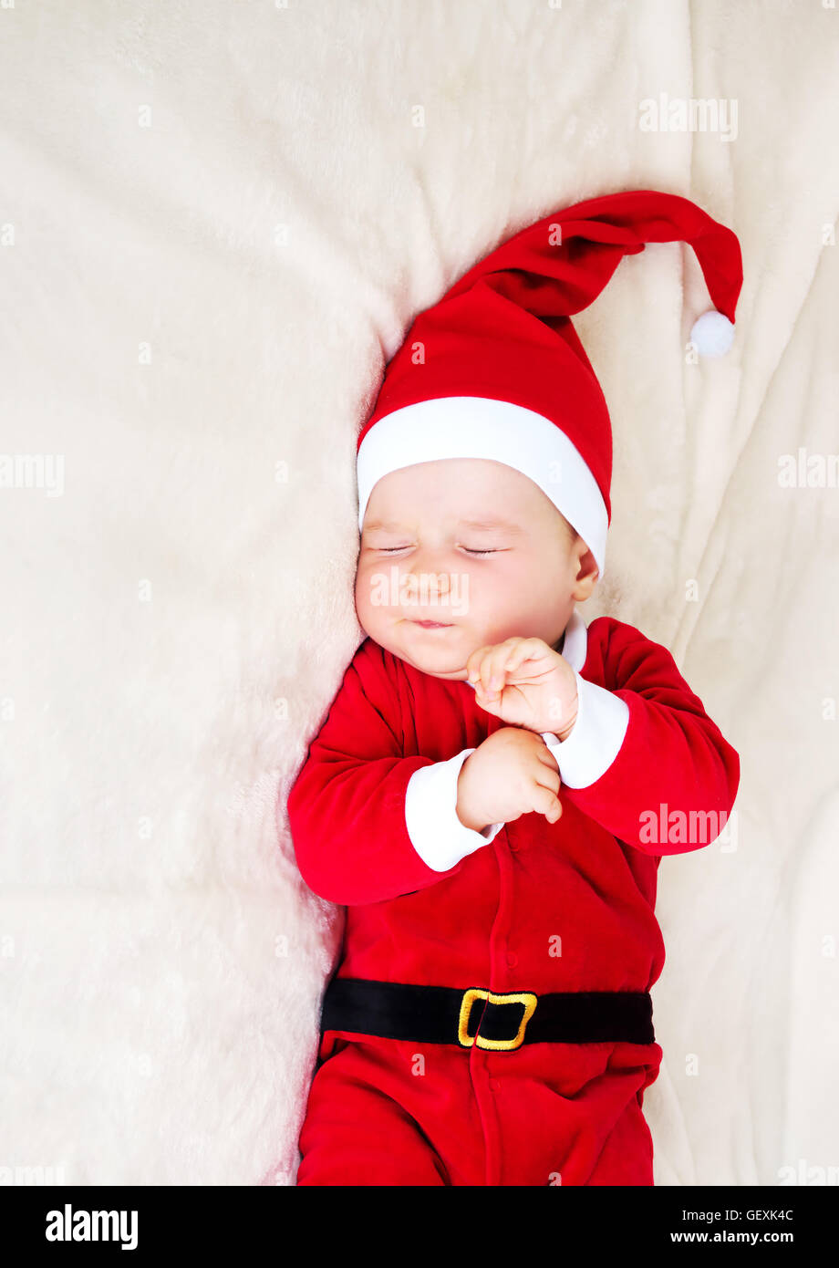 Baby schläft in Santa Kostüm Stockfoto