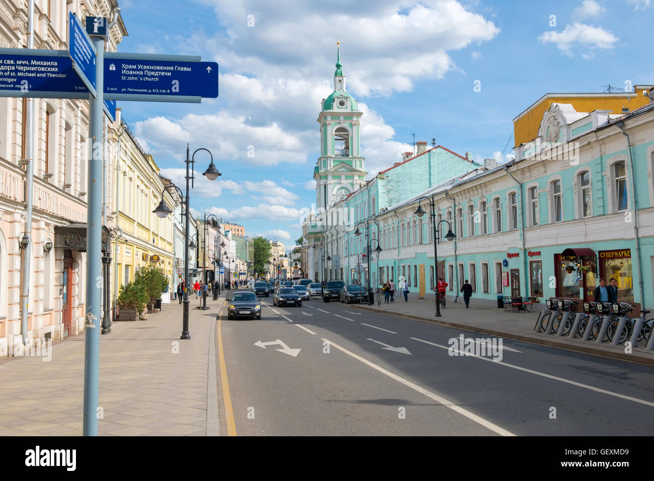die urbane Landschaft. Blick auf Pyatnitskaya Straße und die Kirche St. Johannes der Täufer unter Bor Stockfoto