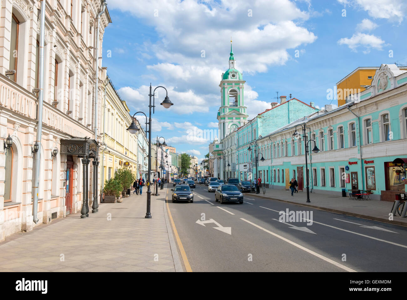 die urbane Landschaft. Blick auf Pyatnitskaya Straße und die Kirche St. Johannes der Täufer unter Bor Stockfoto