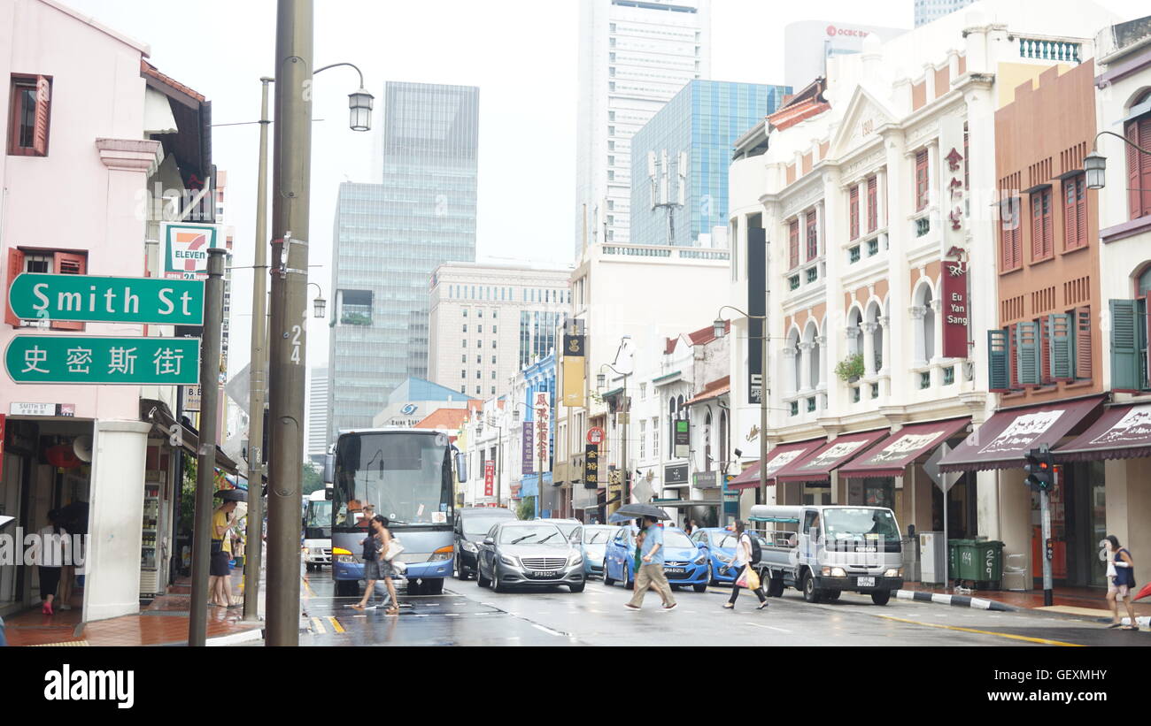 Menschen Kreuzung Road, Singapur. Stockfoto