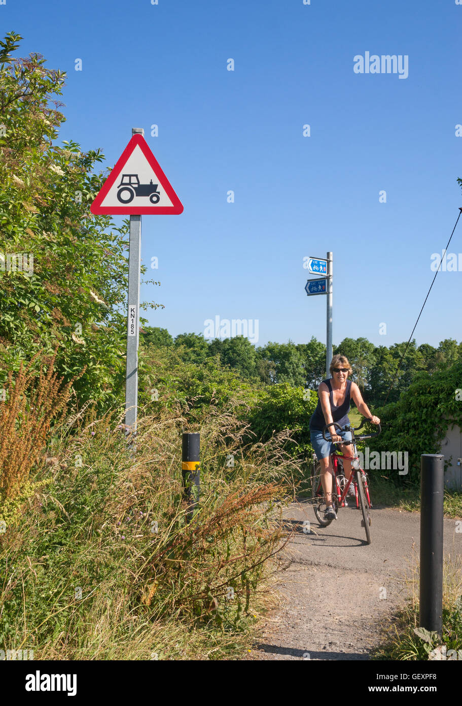 Zeichen auf C2C Zyklus verfolgen Warnung des landwirtschaftlichen Verkehr vor Washington, Tyne and Wear, England, UK Stockfoto