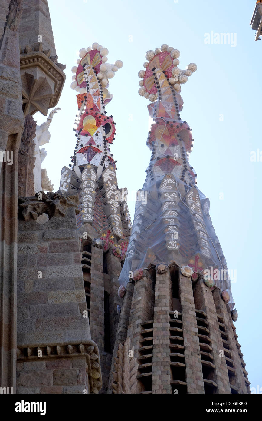 Gaudis Sagrada Familia hat atemberaubende neue Türme der skurrilen Art. Stockfoto