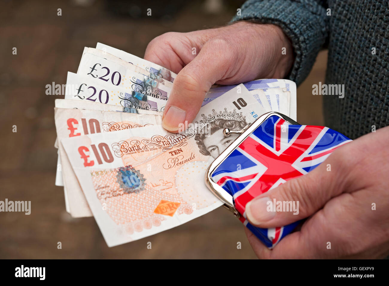 Man Betrieb englische Geld. Stockfoto