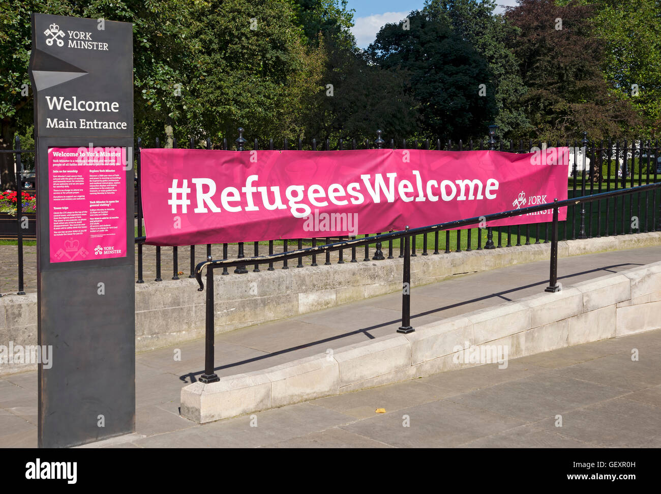 Flüchtlinge willkommen Banner außerhalb der Minster in York. Stockfoto
