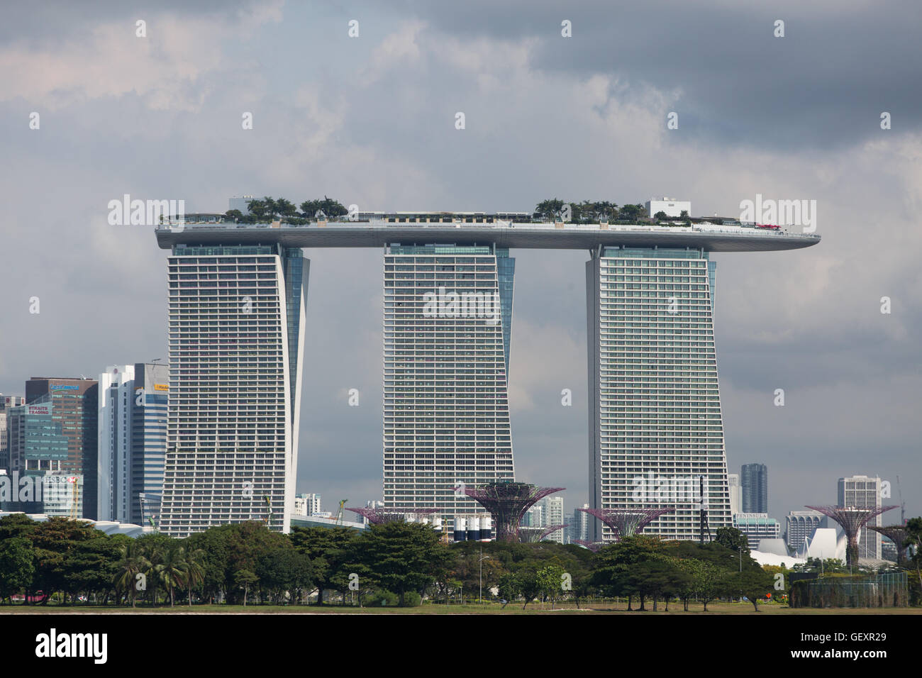 Architekturdesign des luxuriösen Marina Bay Sands Hotels und Gardens by the Bay Greenery Space. Die Bauwerke sind nach Süden gerichtet. Singapur. Stockfoto