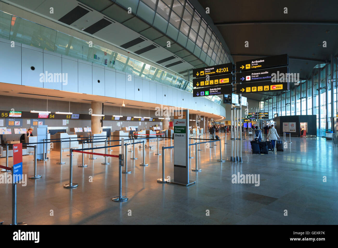 Leere Check-in Bereich am Flughafen von Valencia. Stockfoto