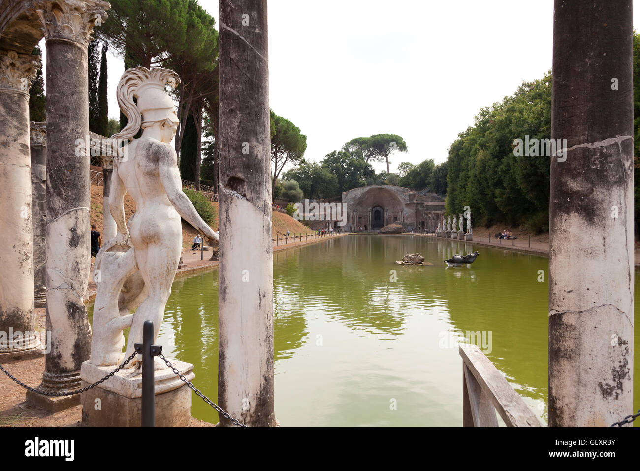 Hermes-Statue und Säulen der Kolonnade mit Blick auf die Canopus in Hadrians Villa Tivoli in Italien. Stockfoto