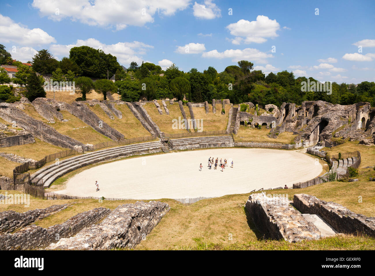 Touristen in der Arena des römischen Amphitheaters in Saintes. Stockfoto