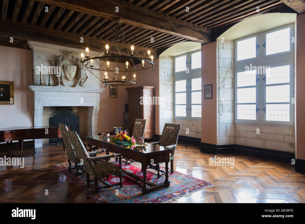 Der grand Salon Festsaal und Renaissance-Kamin im Inneren des Chateau de Monbazillac in Frankreich. Stockfoto