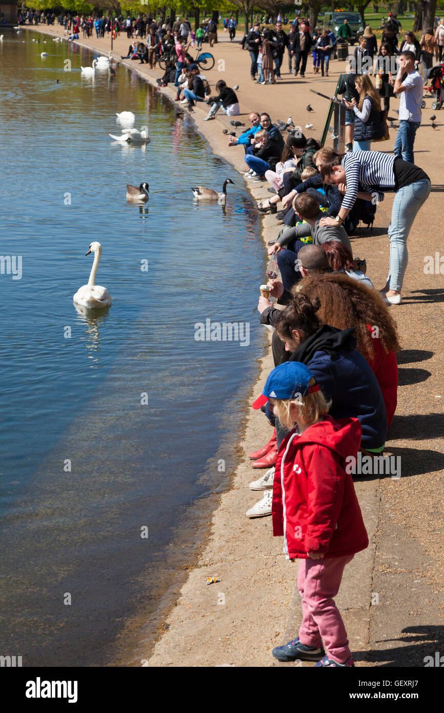 Massen die Frühlingssonne um die Serpentine im Hyde Park zu genießen. Stockfoto