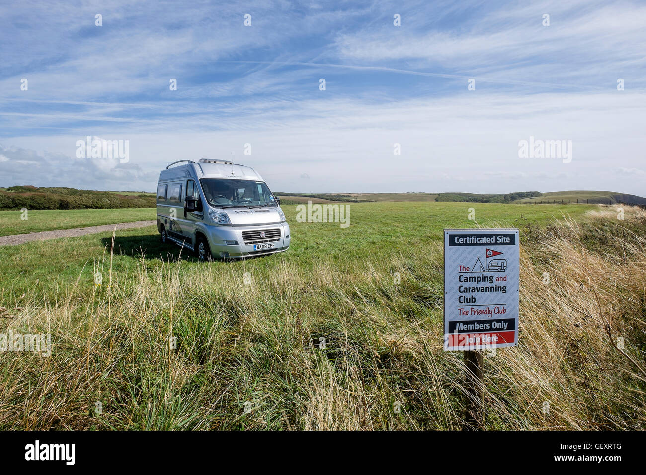 Ein einzelnes Wohnmobil auf einen Wohnwagen und Camping-Club Website. Stockfoto