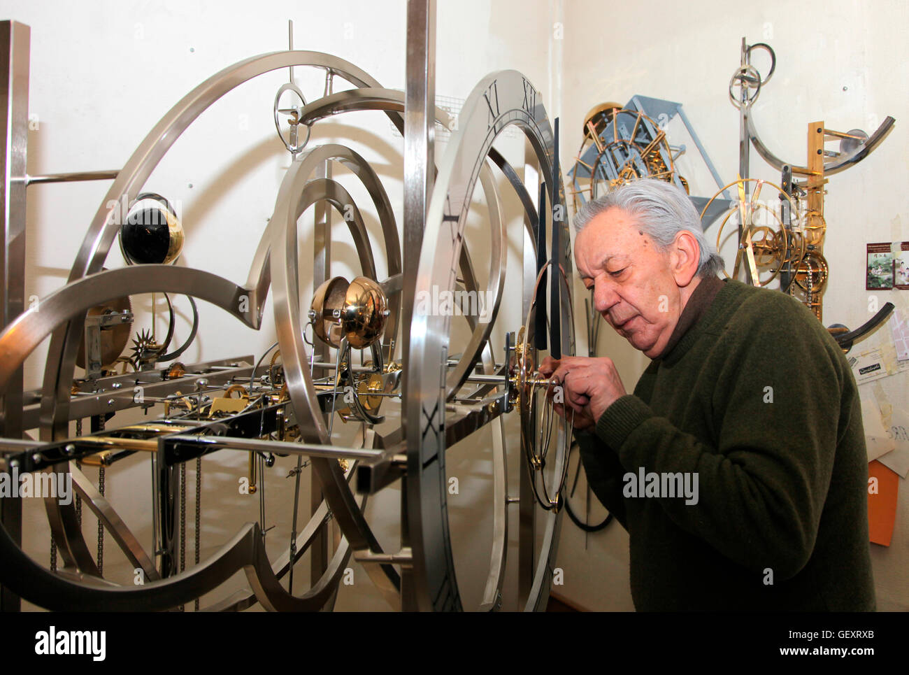 Master Schweizer Uhrmacher Jean Kazez in seiner Genfer Werkstatt arbeitet an einer Uhr für Clochard in New York gebunden. Stockfoto