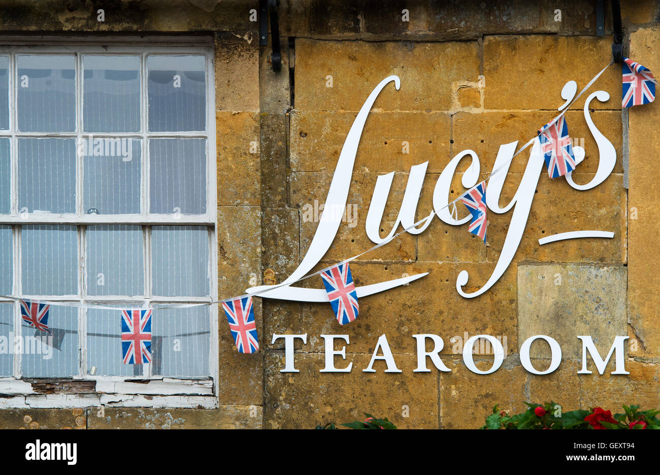 Lucia Teestube Zeichen und Union Jack Bunting. Verstauen Sie auf die würde, Cotswolds, Gloucestershire, England Stockfoto