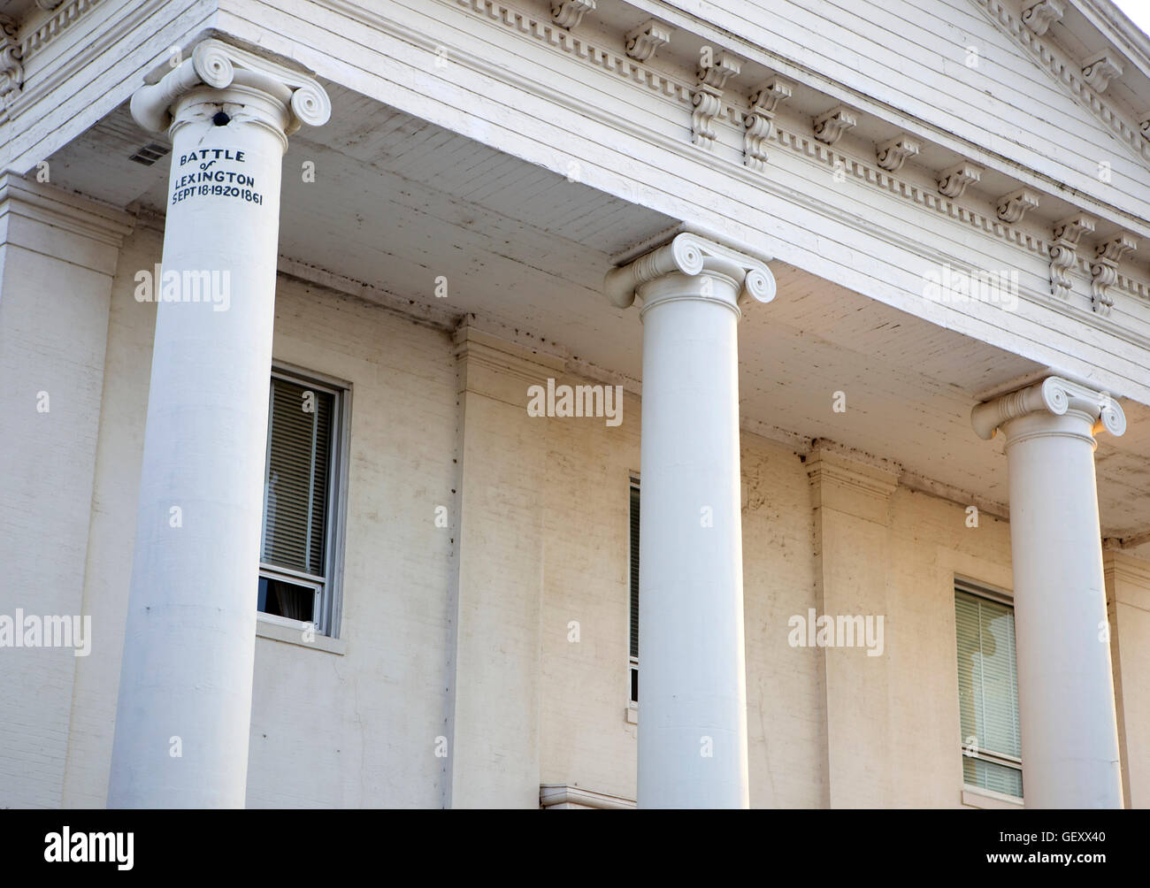 Cannonball von 1861 Schlacht von Lexington eingelegt in einer Säule im Lafayette County Courthouse in Lexington, Missouri. Stockfoto