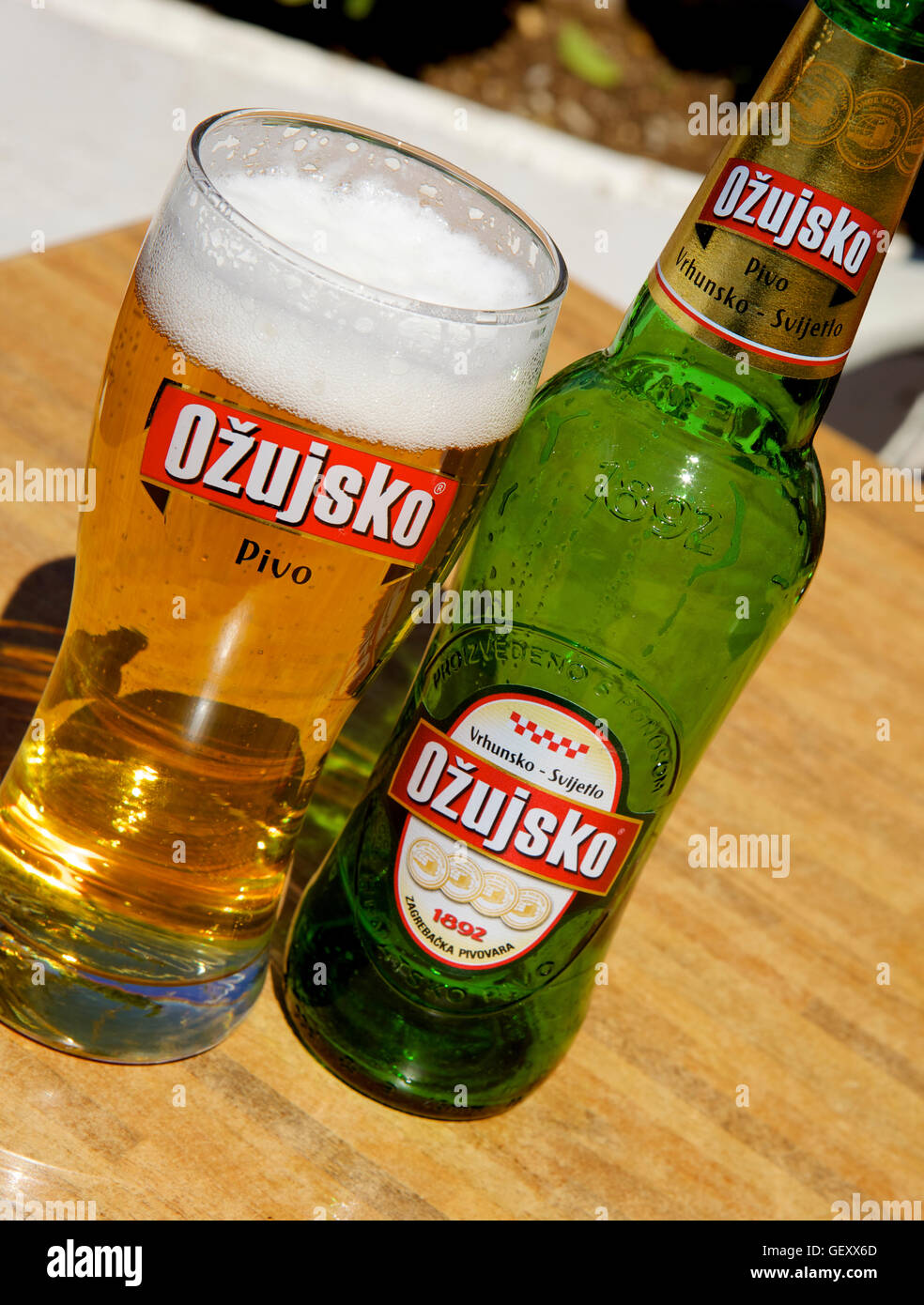 Flasche mit ozujsko bier -Fotos und -Bildmaterial in hoher Auflösung – Alamy