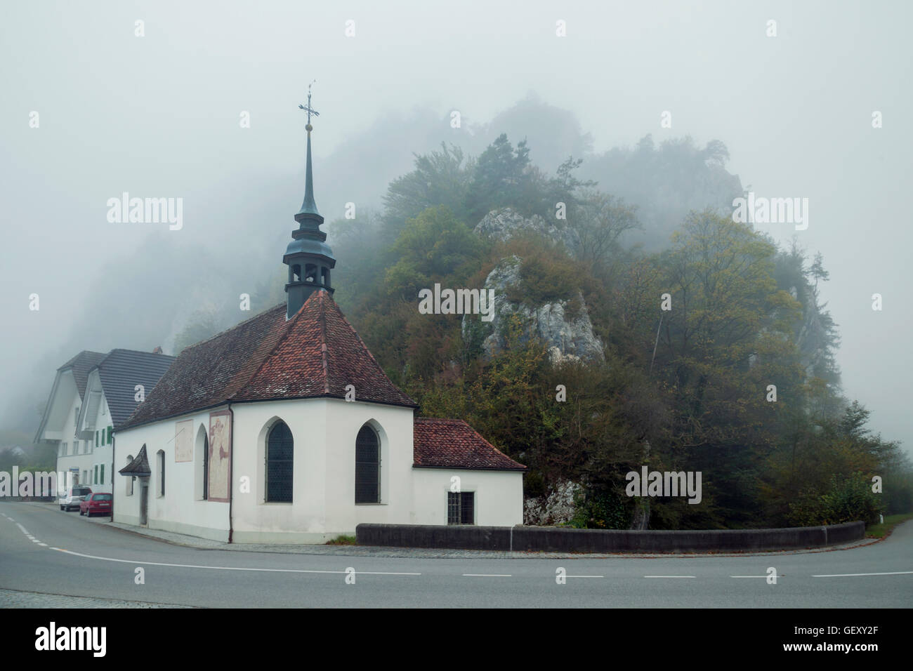 St. Wolfgang-Kapelle in Balsthal an einem nebligen Tag. Stockfoto