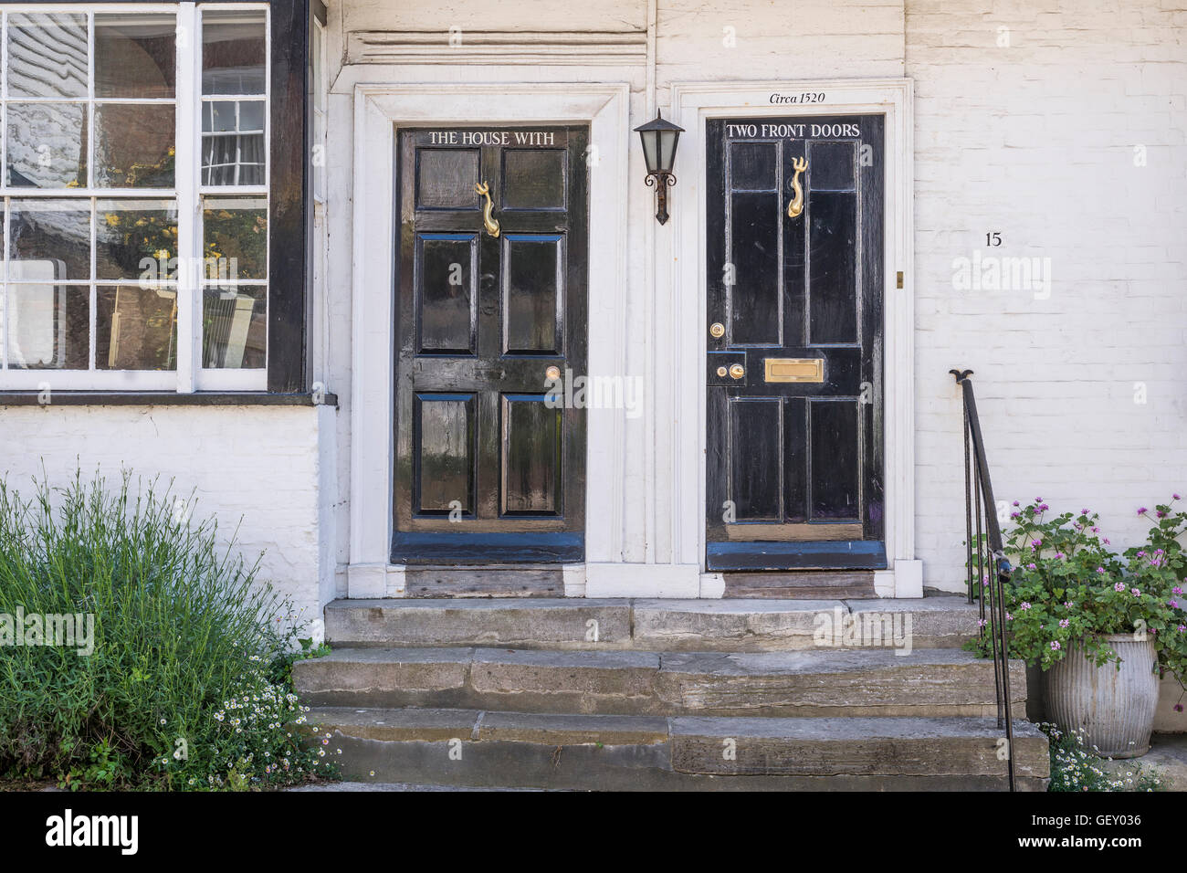 Das Haus mit zwei Eingangstüren. Stockfoto