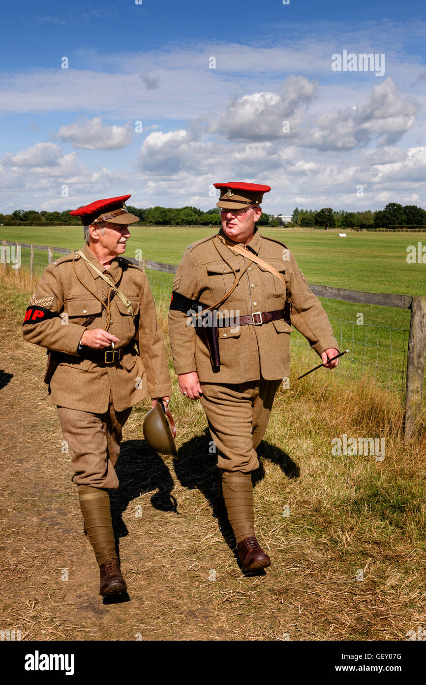 Zwei Männer in Uniformen der britischen WW1 MP auf der 6. jährlichen kombiniert Ops Show. Stockfoto