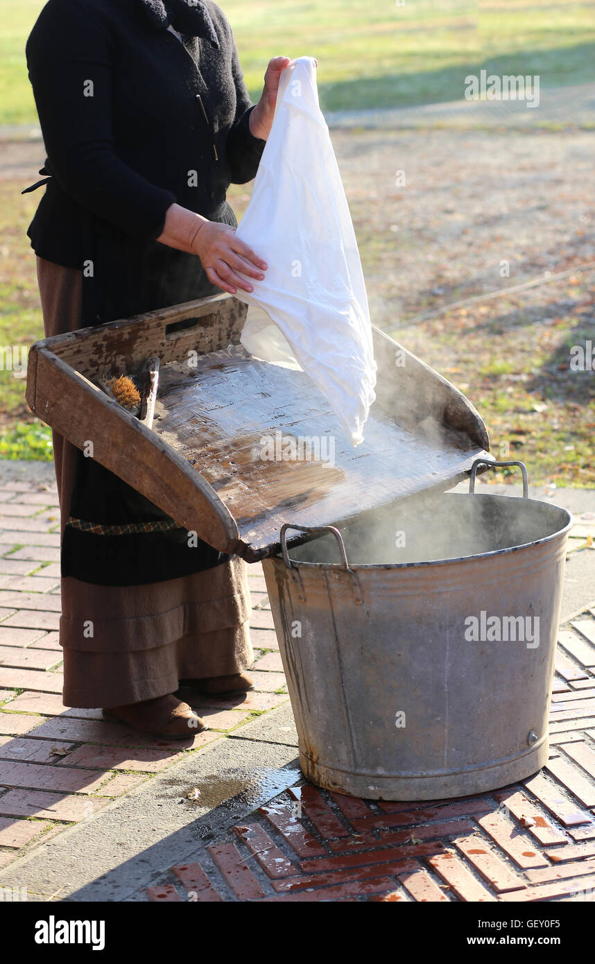 ältere Menschen beim Waschen des Blattes auf einem Brett und die alte Schüssel Stockfoto