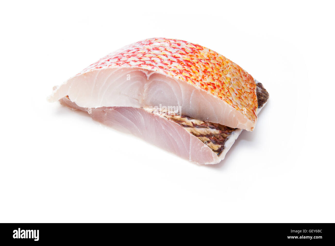 Rohe Red Snapper Fischfilet isoliert auf einem weißen Studio-Hintergrund. Stockfoto