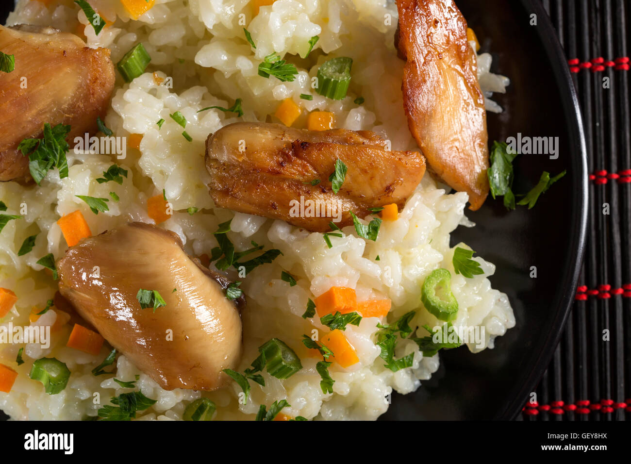 Ein Teller mit Reis mit gebratenem Huhn und Gemüse. Selektiven Fokus. Stockfoto